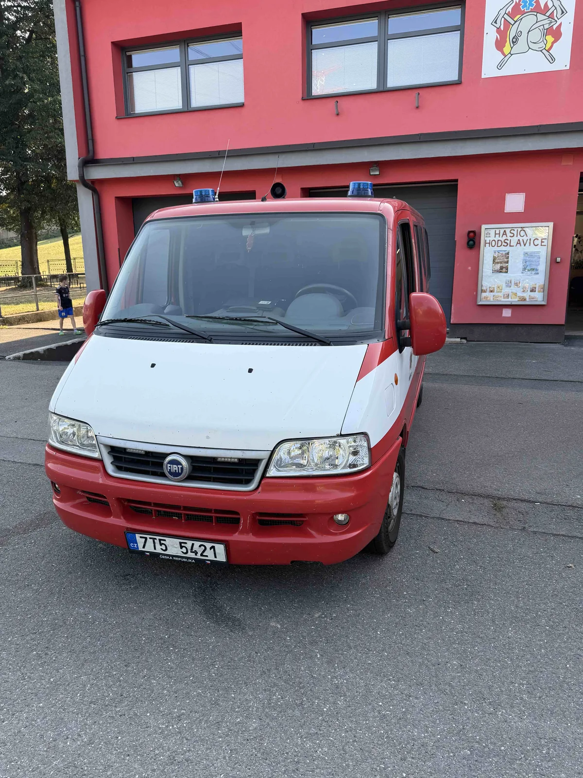 Fiat Ducato před zbrojnicí Hodslavice