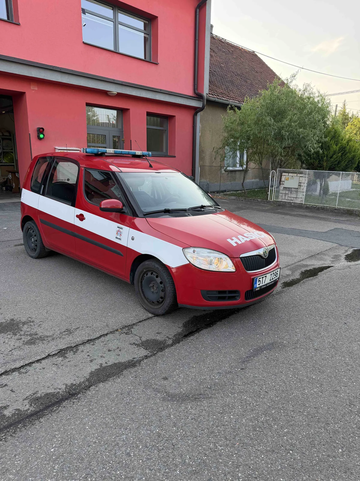 Škoda Roomster před zbrojnicí Hodslavice