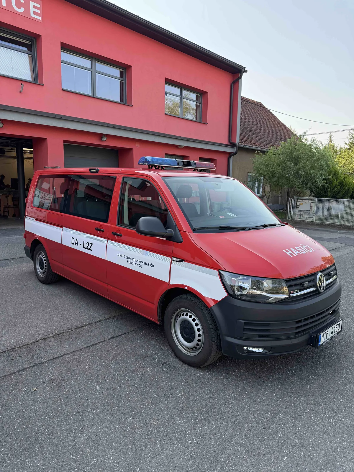 Volkswagen Transporter DA-L2Z před zbrojnicí