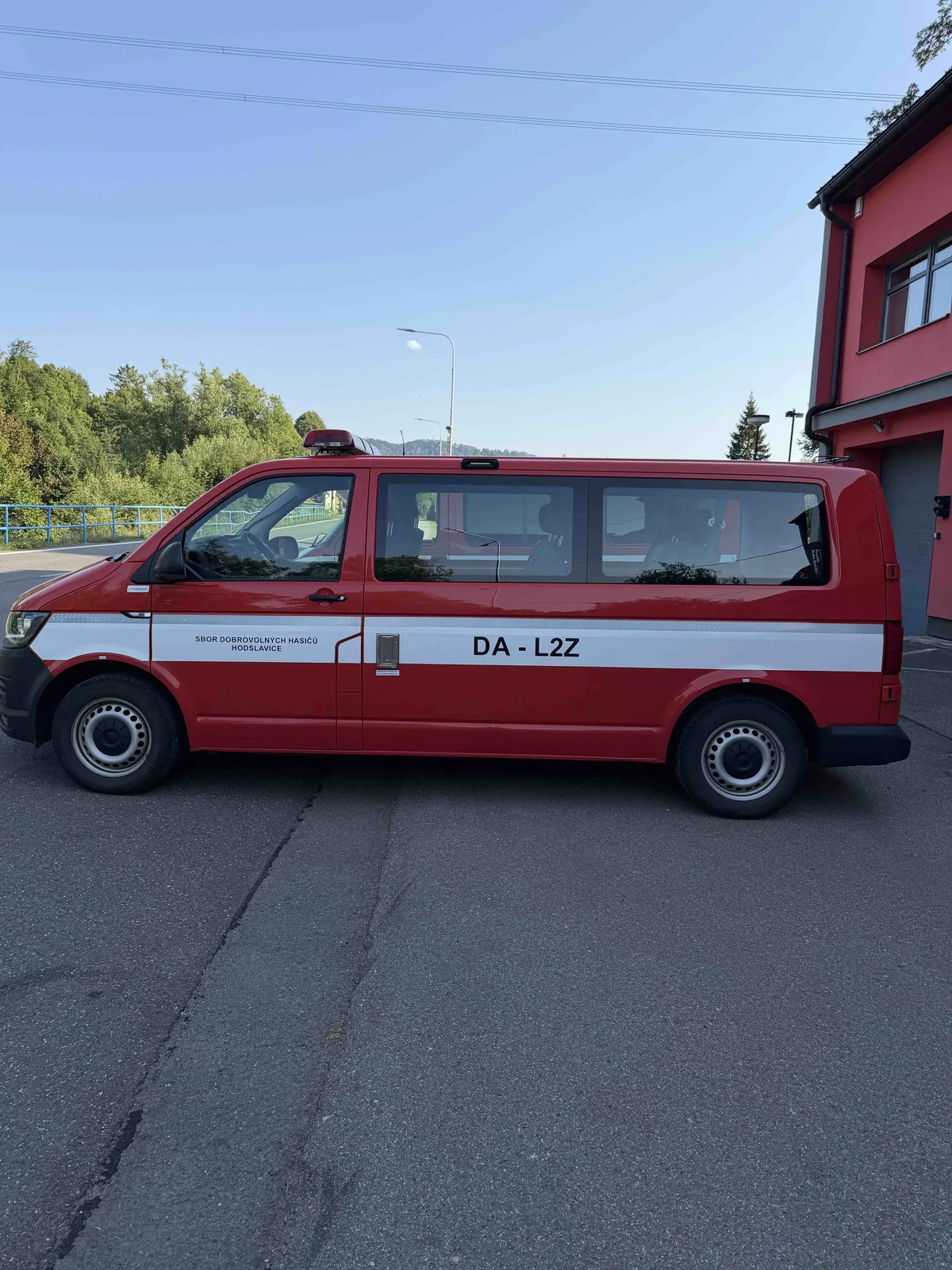 Boční pohled na Volkswagen Transporter DA-L2Z